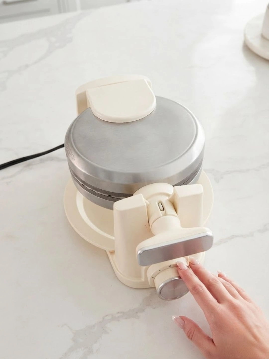 Rotating Belgian Waffle Maker - Image 2