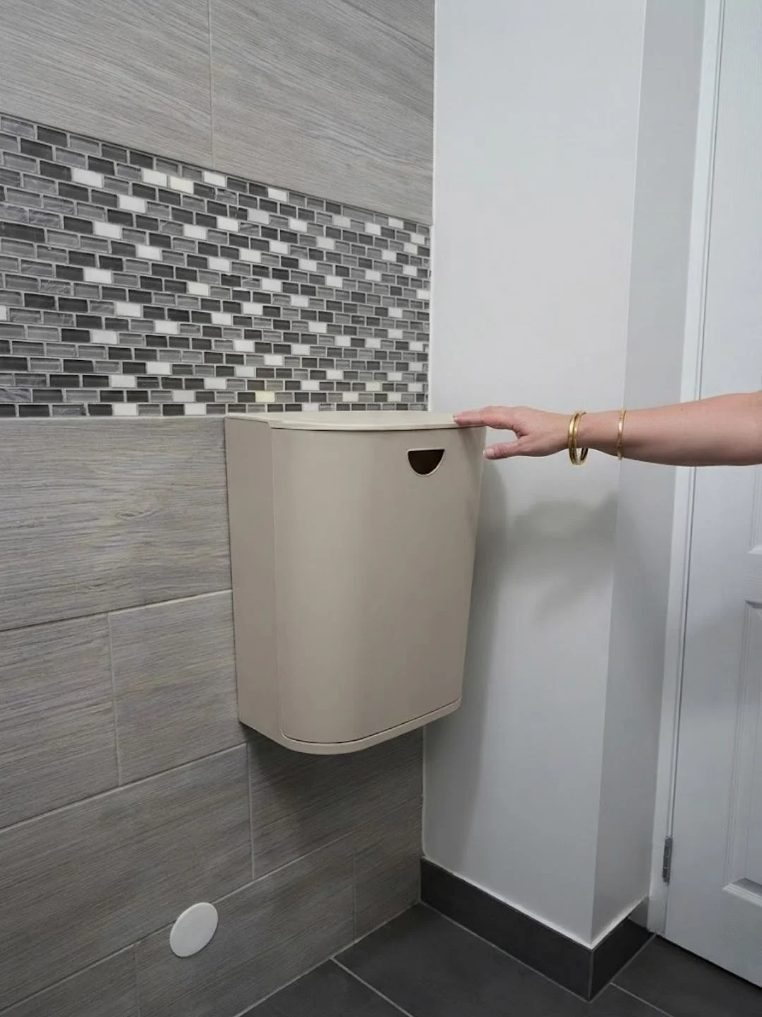 Wall-Mounted Foldable Bathroom Trash Can - Image 2