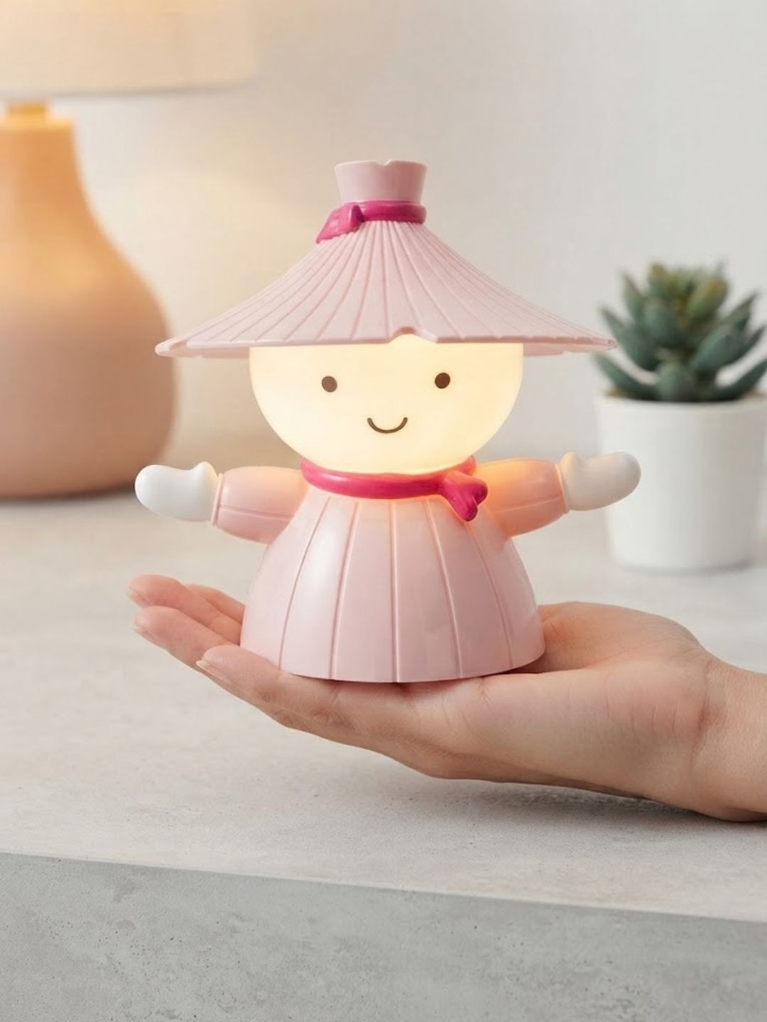 Straw Hat Character LED Desk Lamp