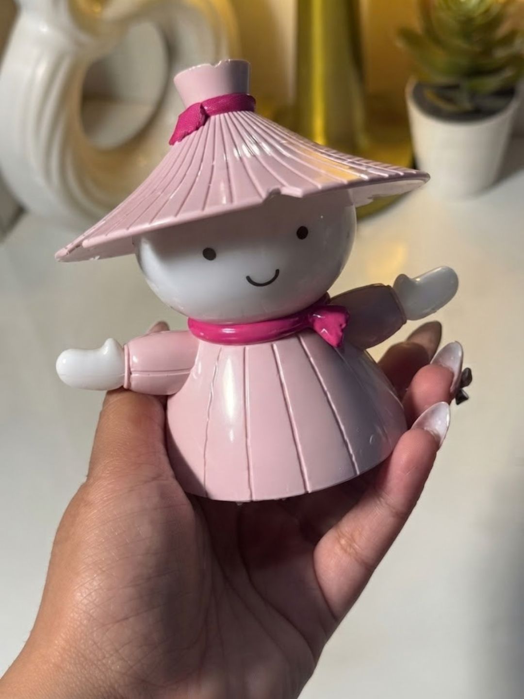 Straw Hat Character LED Desk Lamp - Image 2